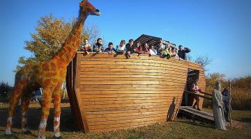 Noé kertje Élménypark, Eger, Noé bárkája elött 100 állat várakozik a belépésre! (thumb)